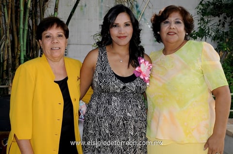 Diana  Carolina Rodarte de González en compañía de Olga Mancinas Rivas y María del Socorro Mendoza Wong.