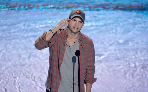 Ashton Kutcher recibió el Premio Máximo y, tras bromear diciendo "seamos brutalmente honestos: este es el premio a los viejos", quiso impartirle algunas lecciones de vida a sus jóvenes fans.