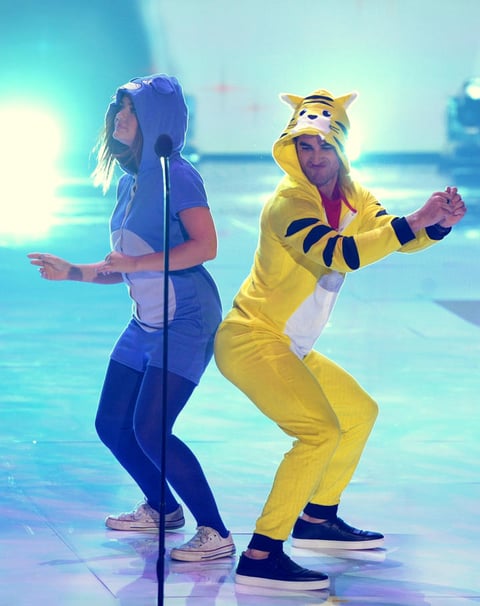 Lucy Hale y Darren Criss no pararon de bailar y hacer reír al público.