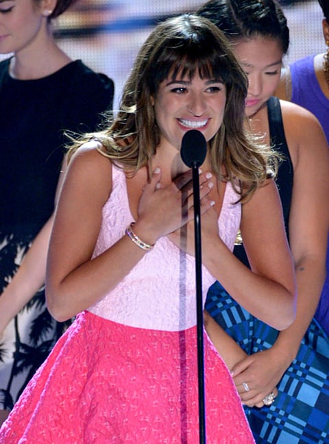 Después de la sorpresiva muerte del actor de “Glee”, Cory Monteith, su ex compañera de reparto y novia, Lea Michele reapareció públicamente en la ceremonia de los Teen Choice Awards 2013.