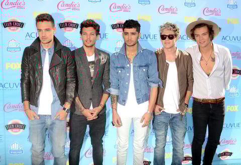 La banda británica One Direction desfilaron por la alfombra azul de los Teen Choice Awards.
