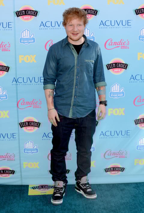 El cantante Ed Sheeran posó ante los medios a su llegada al Gibson Amphitheater de Los Ángeles.