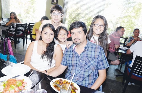 11082013 DELEITAN SU PALADAR.  Emiliano, Hannia, Sofi, Ana y David.