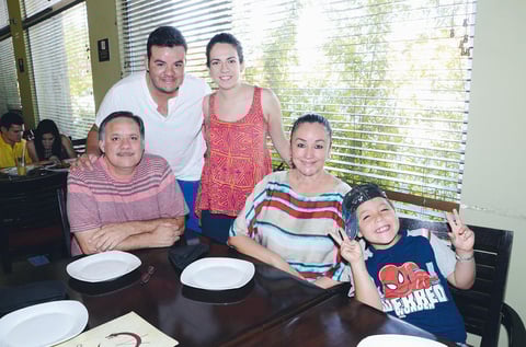 11082013 EN FAMILIA.  Juan Carlos, Édgar, Abigaíl, Niza y Youseph.