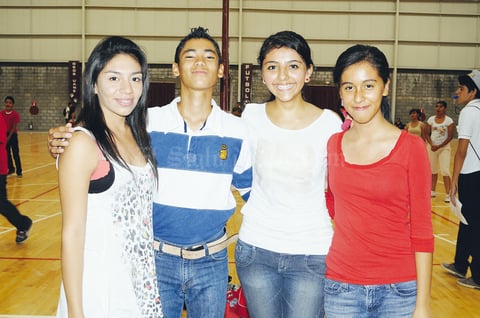 11082013 VALERIA,  Chuy, Salma y Nati.
