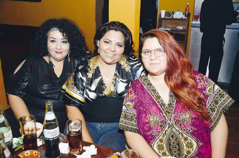 11082013 ENTRE AMIGAS.  Érika, Malú y Yahis.