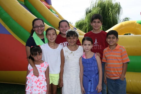 11082013 EN EL BRINCOLíN.  María Sofía con sus amigos.