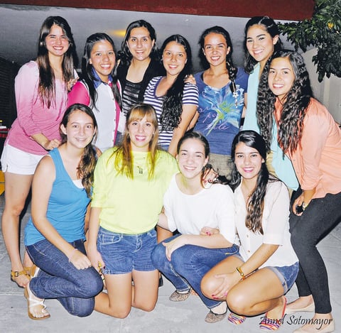 11082013 ANA  Sofía disfrutó mucho su linda fiesta en compañía de sus amigas del basquet.