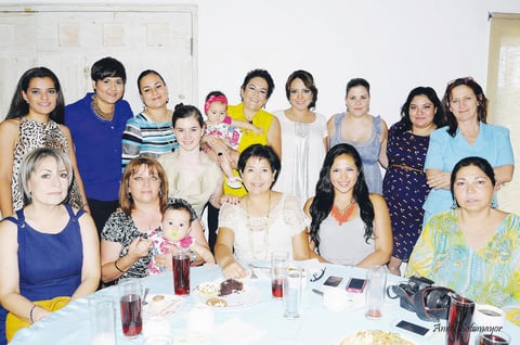 12082013 DESPEDIDA DE SOLTERA.  Adriana Valadez Woessner con las tías.