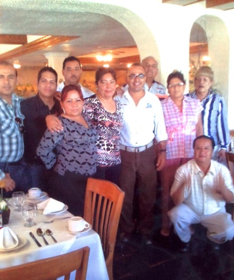 12082013 JOSHUA  Cruz con su equipo de trabajo en reciente festejo.