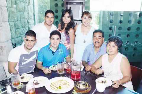 11082013 COMENSALES.  Familia Mendoza Hernández.