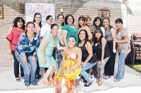 11082013 FUTURA MAMá.  Diana Galván en compañía de las asistentes a su "baby shower".