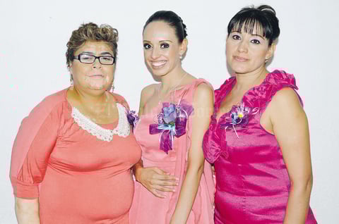 Jessenia Serrato Mejía en compañía de Rita Rodríguez Tobanche y Ana Maria Mejía Zaragoza.