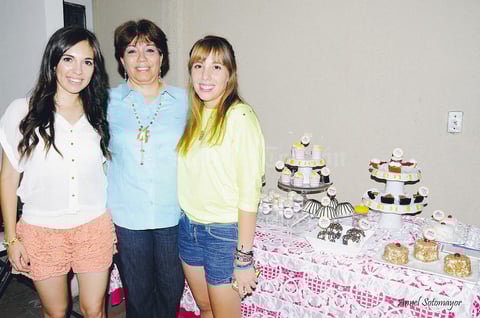 Ana  Sofía Echávarri Santos Coy recibió una bonita fiesta sorpresa. La acompañan su hermana Karla Echávarri y su mamá Julieta Santos Coy de Echávarri.- Annel Sotomayor Fotografía