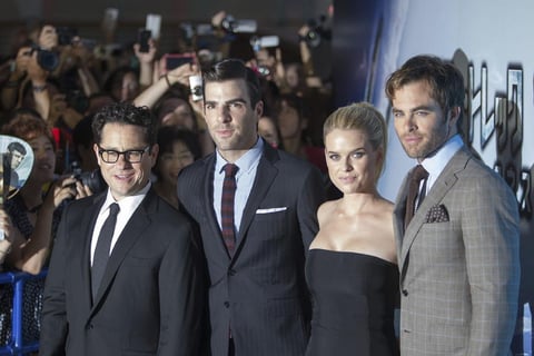 El elenco principal y el director posaron juntos a su llegada al estreno de la nueva cinta en Japón.