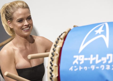 En el evento de estreno de la cinta, Alice Eve golpeó un tambor "taiko" japonés.