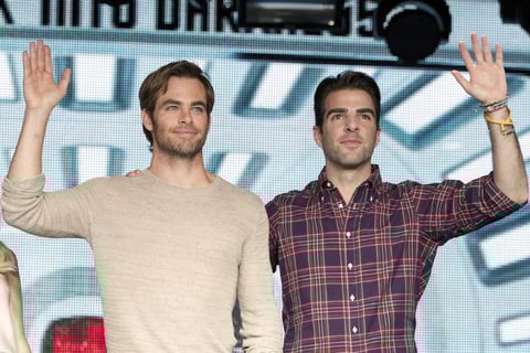 Los actores estadounidenses Chris Pine y Zachary Quinto posaron juntos ante los medios en su conferencia en Japón.