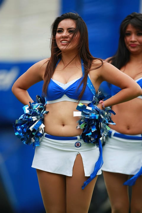 Las porristas de Cruz Azul apoyando a la Máquina.