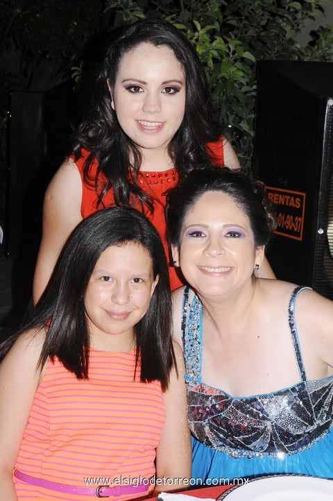 Mayra Rodríguez de Rivera con sus hijas María Jose y Ana Emilia.
