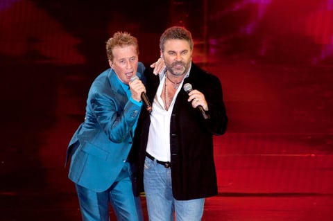 Juntos interpretaron “No hace falta”, “Enséñame”, “Tú y yo” y “El rey de la noche”, para luego despedirse por primera vez de su público, en el que predominaban mujeres y parejas que disfrutaban del romanticismo de los cantantes.