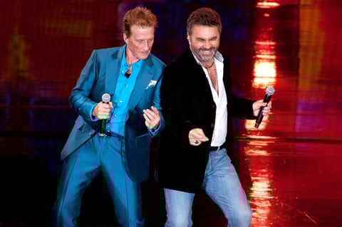 Dos amigos, dos cómplices sobre el escenario, dos representantes del pop la década de los 80 que se mantienen vigentes, Emmanuel y Mijares ofrecieron el primero de sus cuatro conciertos en el Auditorio Nacional.