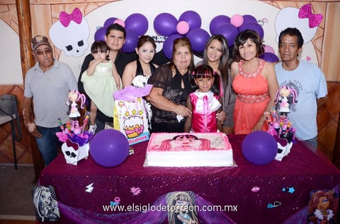 16082013 CUMPLEAñERA.  Sherlyn Dexireé Castañeda Rivera el día de su fiesta.