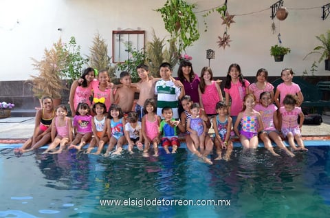 17082013 UN REFRESCANTE CHAPUZóN.  Pequeños disfrutando de sus últimos días de vacaciones.
