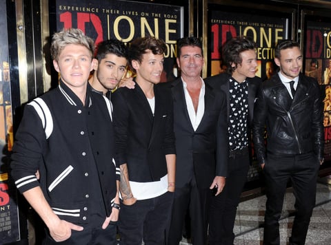 Los chicos de One Direction posaron junto a su mentor, Simon Cowell.