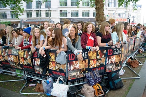 Las "directioners" enloquecieron al ver pasar a sus ídolos.