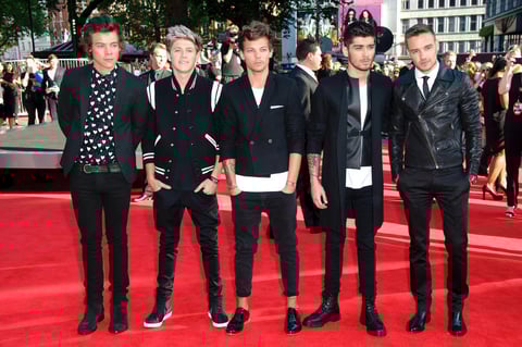 La banda británica One Direction congregó a miles de seguidoras al estreno de su documental "This Is Us" en Londres.