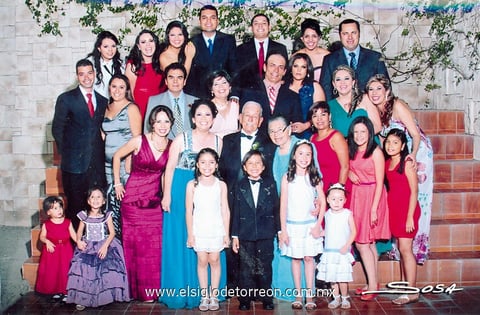 18082013 NUMEROSA  y feliz familia acompañando a los festejados el día de su aniversario de Bodas de Oro.