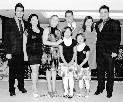 18082013 SR. JOSé  Rodríguez y Sra. Lili de Rodríguez festejaron su aniversario 33 el día 16 de agosto, con una emotiva cena familiar en compañía de sus hijos Jazmín, Jairo y Josué Rodríguez Vela y nietas, de la cual recibieron felicitaciones de familiares y amigos cercanos.