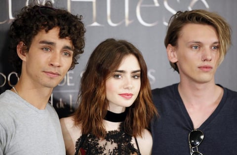 Los protagonistas posaron juntos al presentar su nueva película 'Cazadores de sombras'.