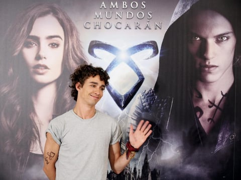 Robert Sheehan saludó a los medios de comunicación en al conferencia de prensa por el estreno de la película 'Cazadores de sombras'.