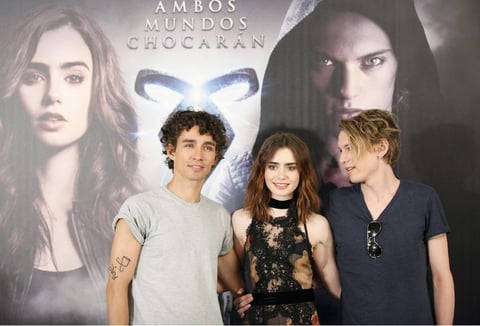 Los protagonistas de la película 'Cazadores de sombras' presentaron la cinta en España ante medios de comunicación.