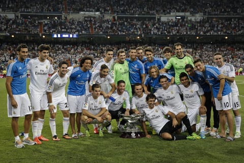 Los Merenguesjunto al Trofeo Santiago Bernabéu, que consiguieron al golear 5-0 al club qatarí.