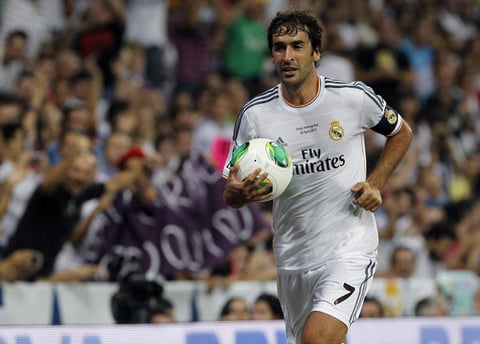 Al medio tiempo, como último gesto Raúl le regresó el gafete de capitán a Iker Casillas, ya que la segunda mitad la disputó con el Al Sadd.
