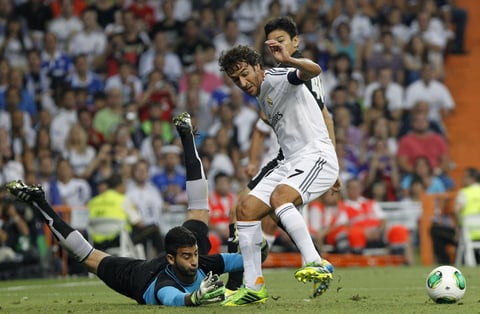 Sin embargo Raúl no dejó que todo quedará en un homenaje fuera de la cancha, se concentró desde el pitazo inicial, jugando como en sus mejores épocas.