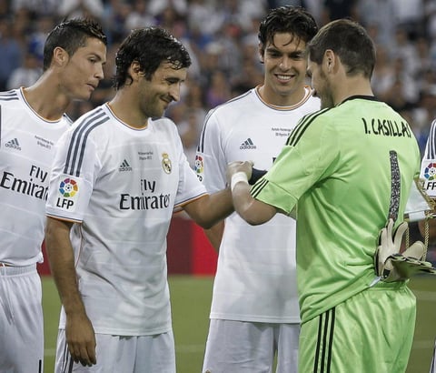 En la formación previa al arranque, Iker Casillas le cedió el gafete de capitán a Raúl, para que fungiera de líder del once inicial y disputara el volado con el capitán del Al Sadd.