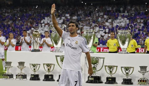 Raúl junto a los trofeos que conquistó con el Madrid.