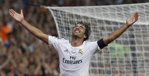 Raúl González volvió a vestir y a marcar con el uniforme del Real Madrid.