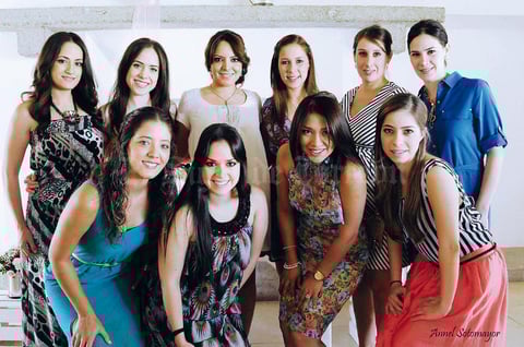 Adriana con sus amigas.