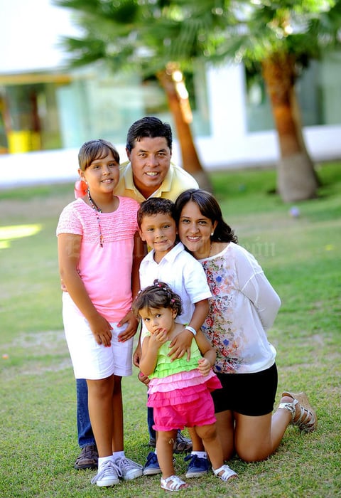 Víctor Hugo Prado y Blanca Olivia Valenzuela de Prado con Huguette, André y Victoria.