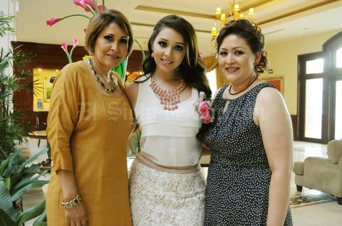 Cynthia con las organizadoras, Aída Vie y Xóchitl Ramírez.