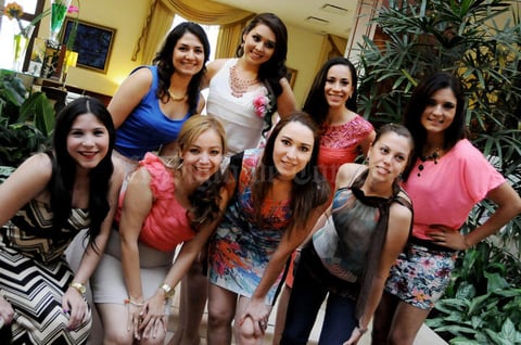 Cynthia con sus amigas.