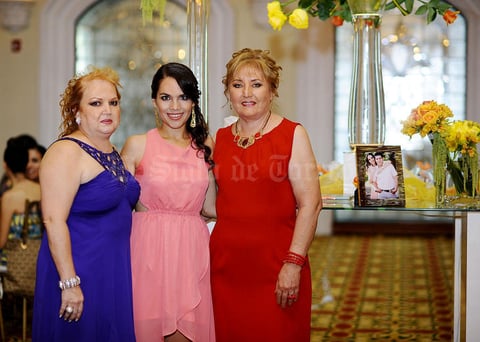 María Elena Rendón de Escudero y María Cruz Orduña de Castañeda con Gabriela Elena.