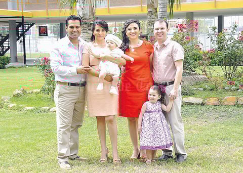 Elfestejado con sus papás, Alfonso Javier Escudero Rendón y María Cecilia Villarreal de Escudero, y sus padrinos, Marcel Hurtado Guerra y Alicia Villanueva de Hurtado.
