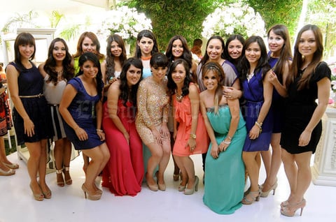 Mayra con sus amigas.