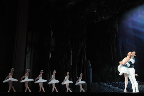 Tanto en la primera como en la segunda función, los asistentes respondieron a la entrega del ballet regio, con sus aplausos y ovaciones, registrando a cada momento a través de sus celulares, el clásico del ballet.