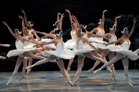 Con gracia y técnica los bailarines de la compañía regia, ofrecieron un gran espectáculo de danza, destacando la participación de la bailarina mexicana Claudia Kistler y el cubano Adrián Marrero.